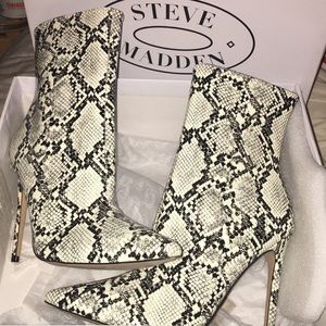 Steve Madden snake skin print boots. NIB SIZE 9
